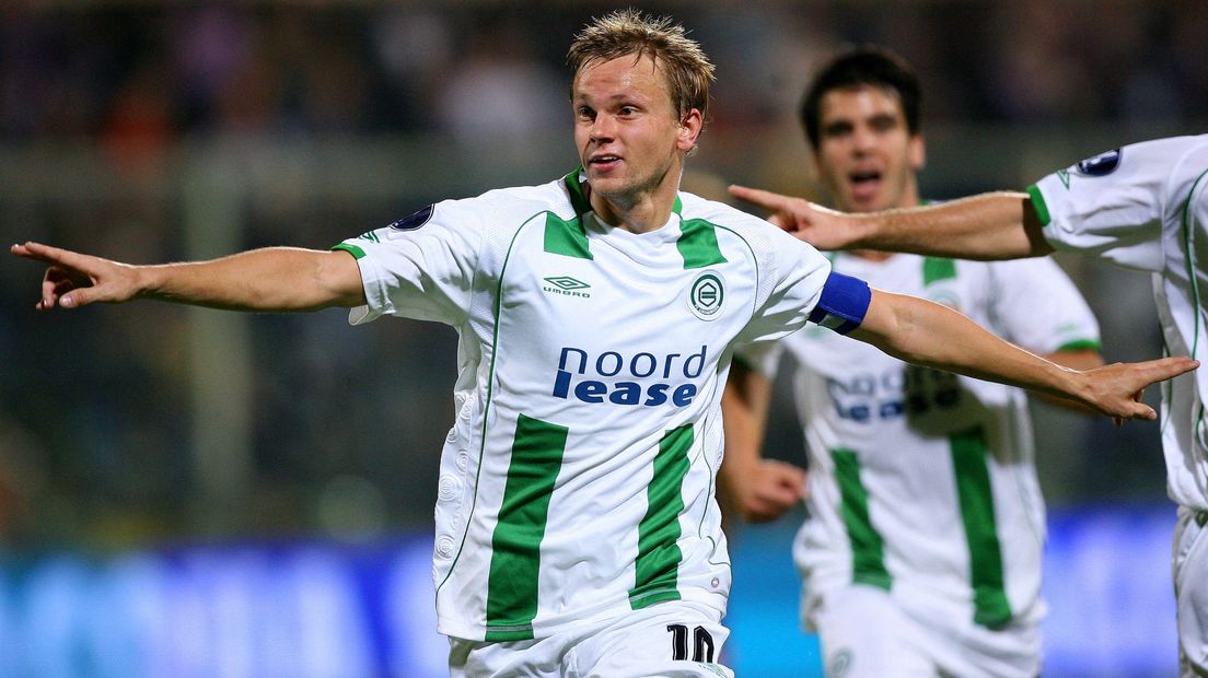 Erik Nevland viert een van zijn doelpunten voor FC Groningen
