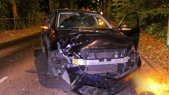 Ravage na aanrijding in Enschede. Ravage na aanrijding in Enschede.