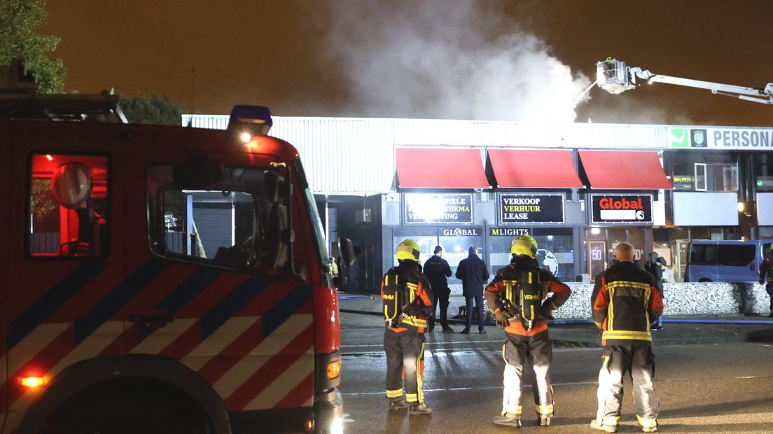 De brandweer zette een hoogwerker in om het vuur te bestrijden.