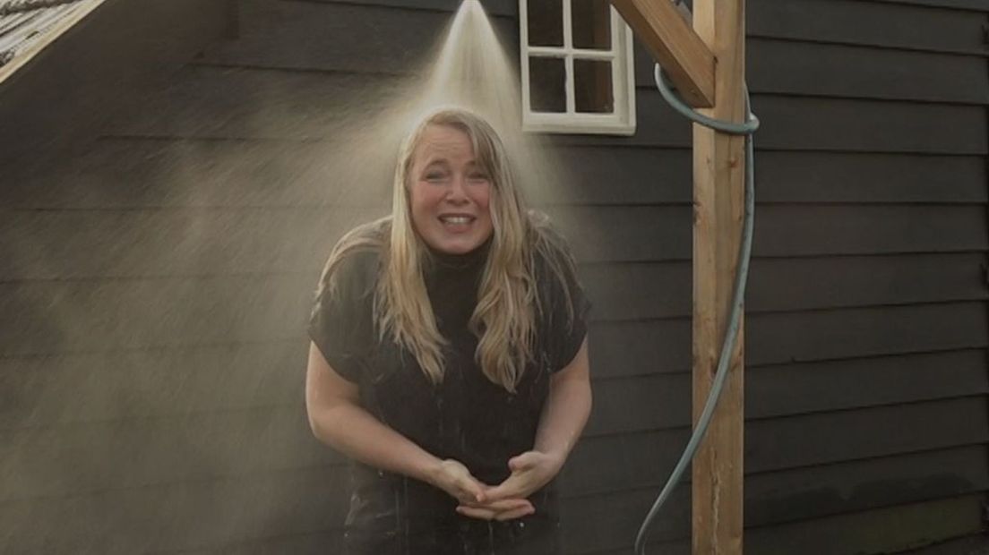 Joanneke Koster neemt een koude douche.