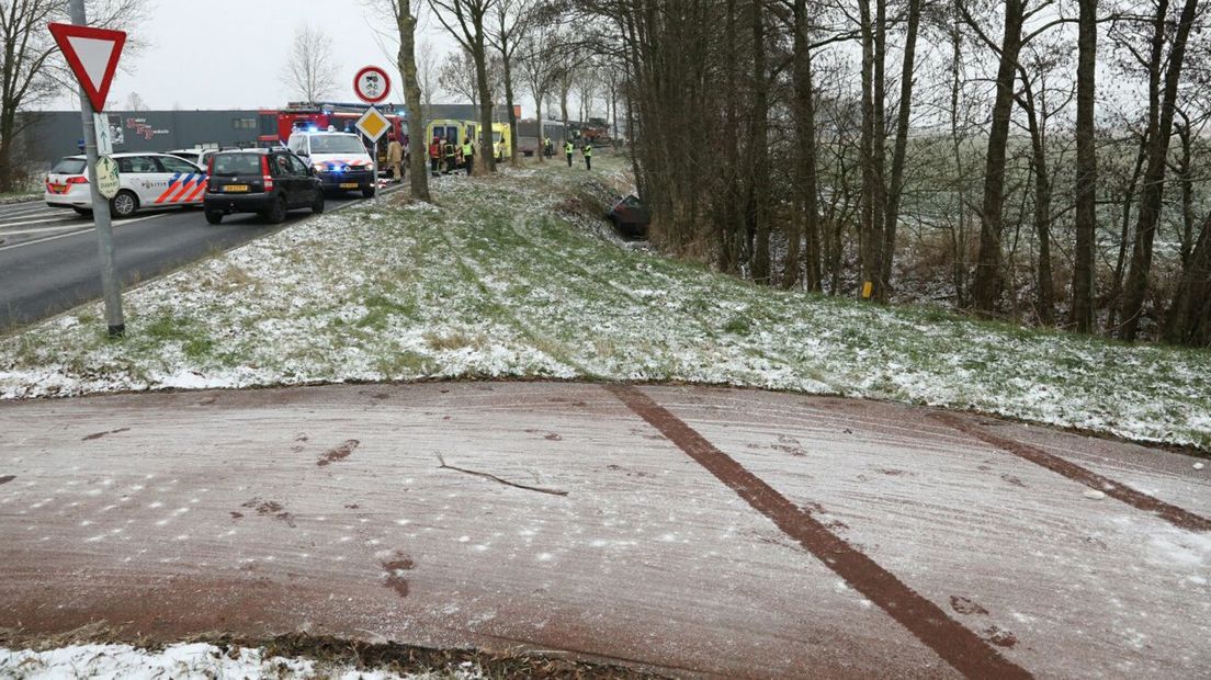 De automobilist gleed door bij de rotonde