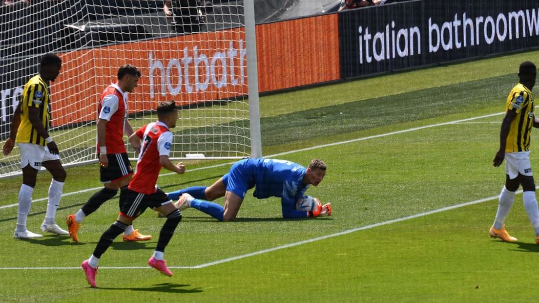 Feyenoord begint fel in De Kuip.