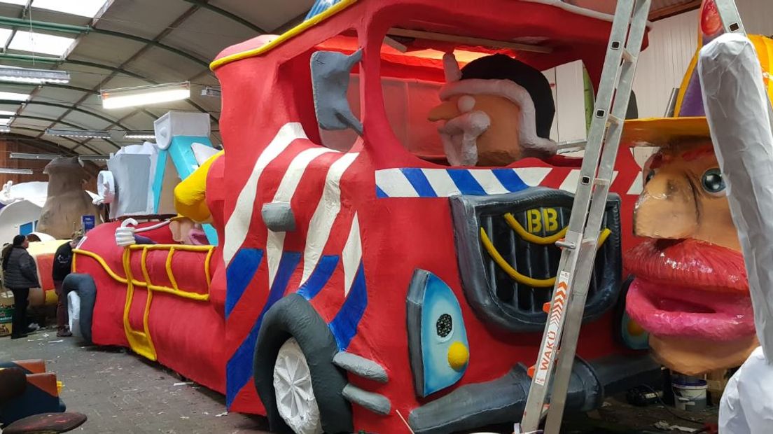 Leden van de getroffen carnavalsverenigingen in Zaltbommel werken hard aan het halen van de optocht. Vrijdag brandde de loods waarin de verenigingen aan hun wagens werkten volledig af. Maar dankzij hulp uit heel Nederland doen verenigingen 'gewoon' mee aan de optocht op zaterdag 2 maart.
