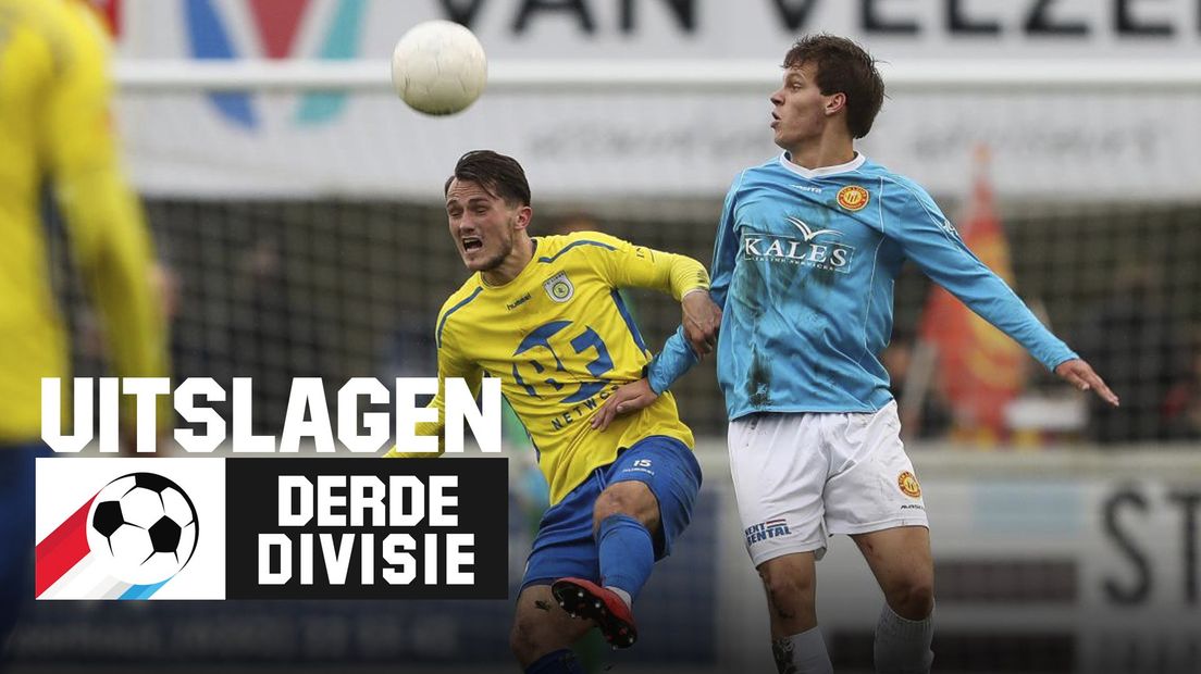 Boyd Stevens (links) van FC Lisse gaat het kopduel aan met Joey van den Berg van Ter Leede