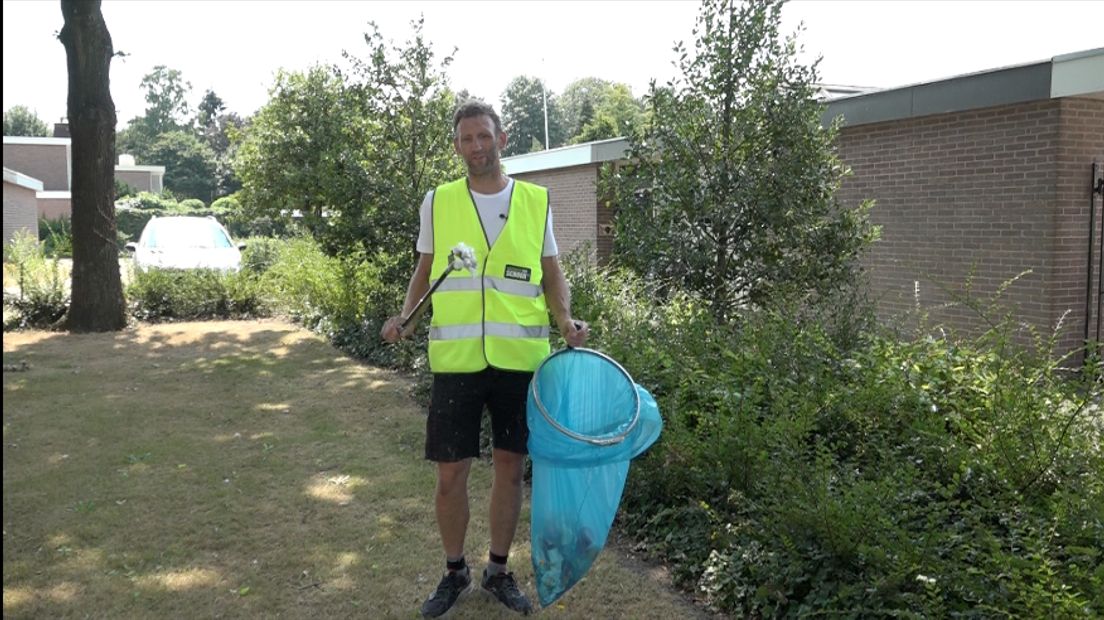 Henk Garst ruimt zwerfafval in Angelslo op (Rechten: Janet Oortwijn/RTV Drenthe)