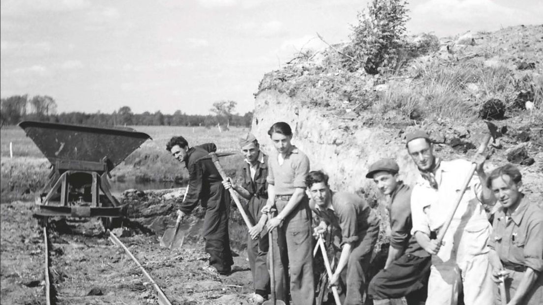 NDVA 2020 omslagfoto. Joodse mannen in Kamp Kremboong, 1942; fotograaf onbekend (particuliere collectie Benno Vogel) (Rechten: Koninklijke Van Gorcum)