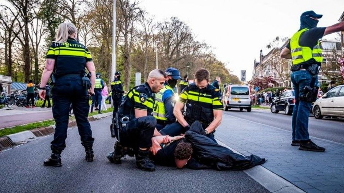 Een van de arrestaties tijdens Koningsdag in Arnhem.