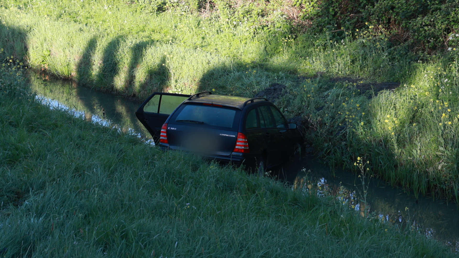 De auto belandde in de sloot langs de Maassluissedijk in Vlaardingen.