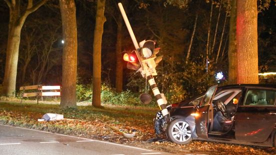 Automobilist ramt verkeerslicht en raakt lichtgewond