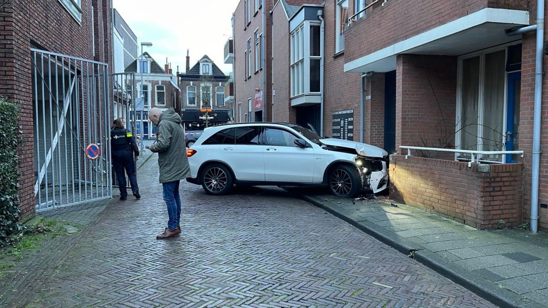De auto is in de Barestraat tegen een muur gereden