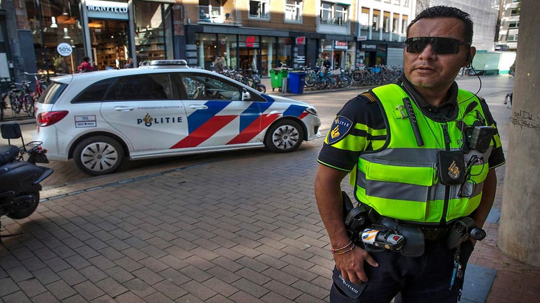 Een agent met een bodycam in het centrum van Groningen