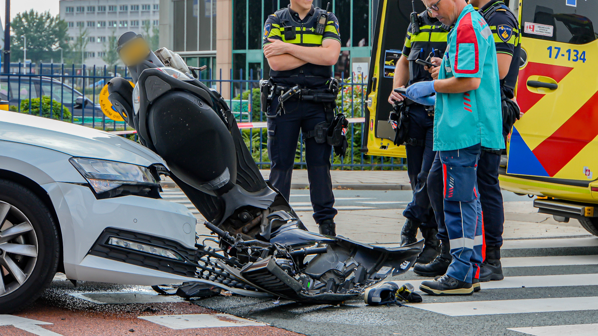 Scooterrijder Gewond Naar Ziekenhuis Na Aanrijding | Voor 24 Miljoen ...