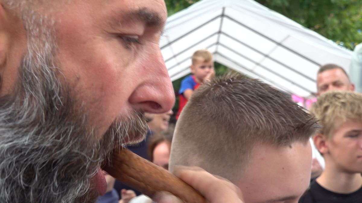 Hendrik eet 21 frikandellen in 20 minuten, en na afloop nog een berliner bol met slagroom