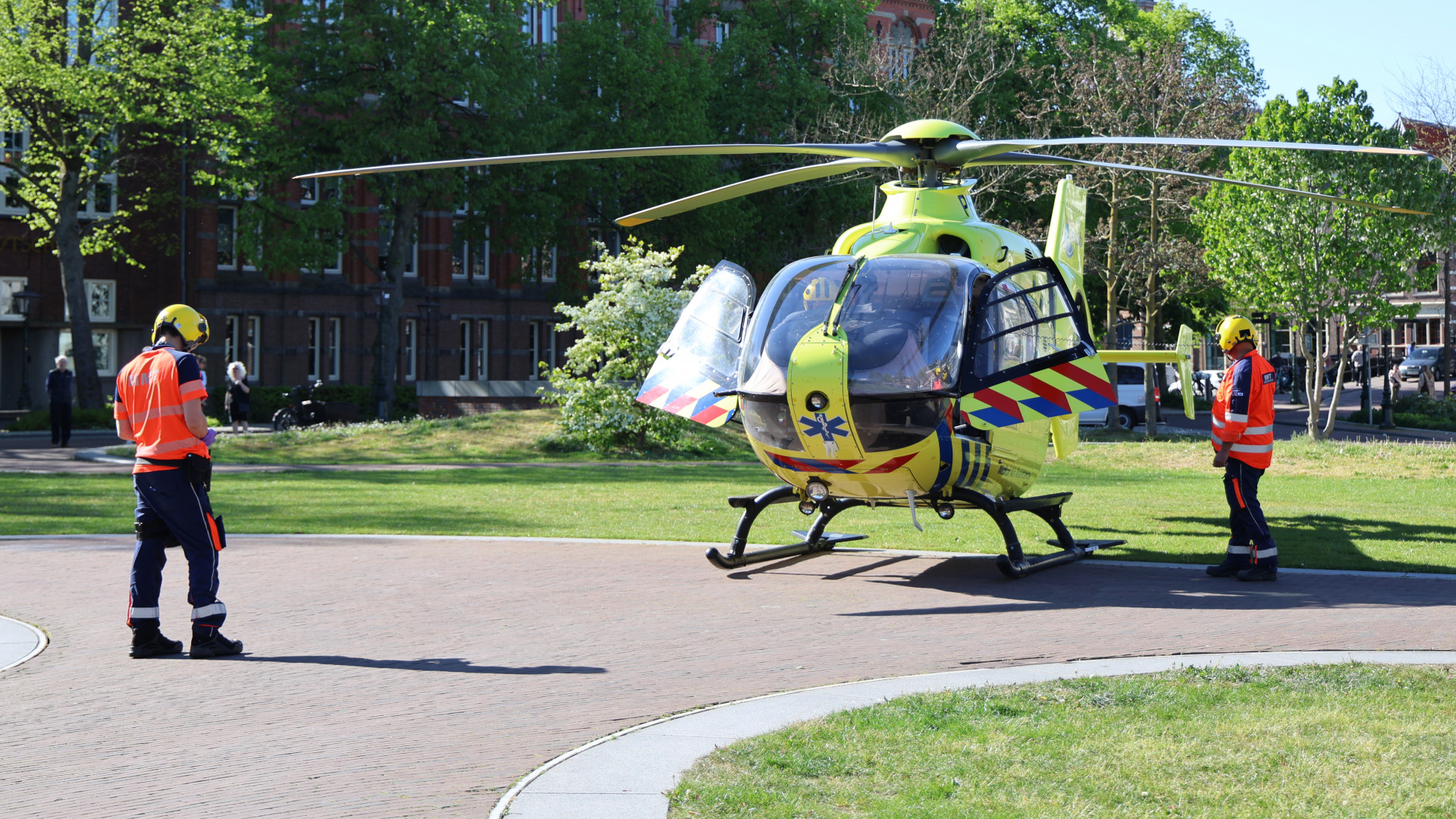 Traumahelikopter landt midden in stad na ongeval.