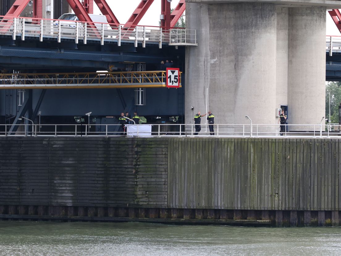 Politie onderzoekt de vindplaats onder de Spijkenisserbrug.