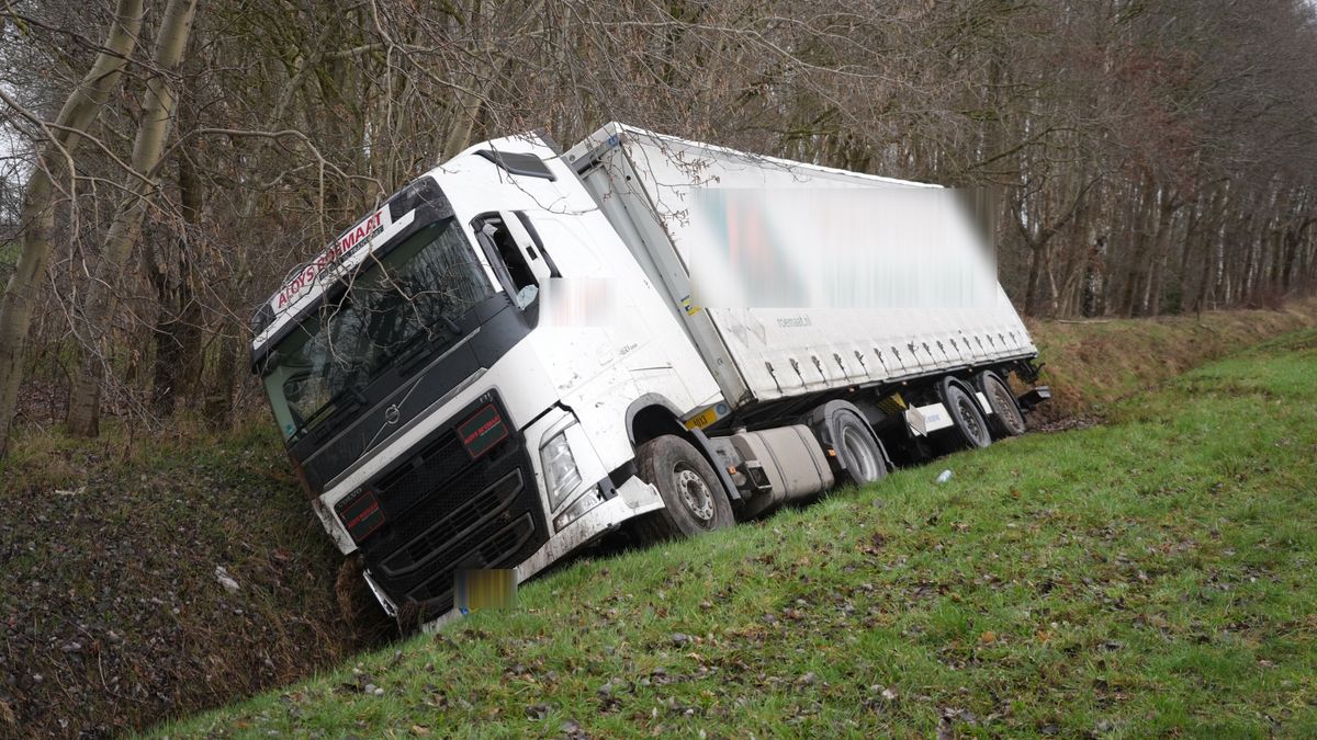 Vrachtwagen van de weg bij Ubbena, file op A28