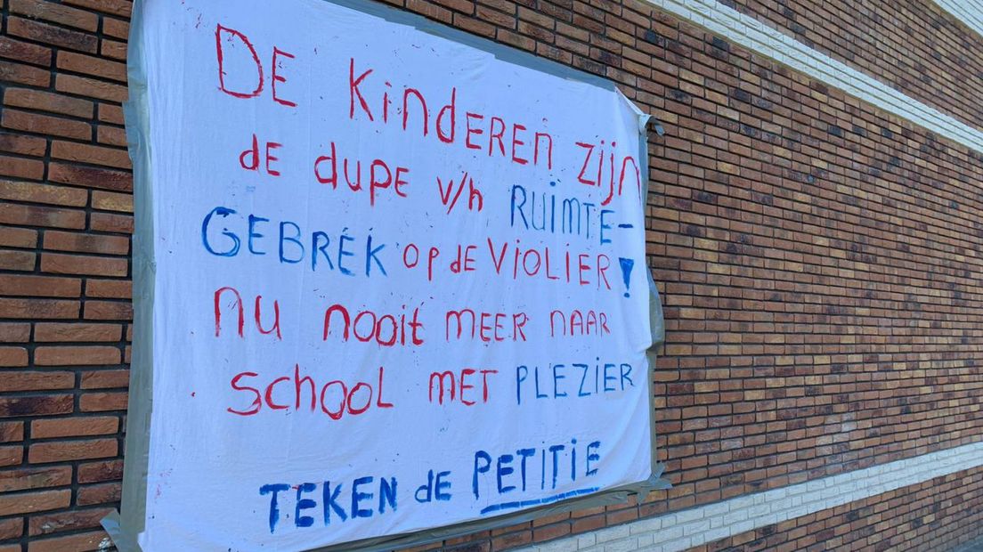 Op de gevel van de Violier prijkt een spandoek met een oproep om de petitie te tekenen