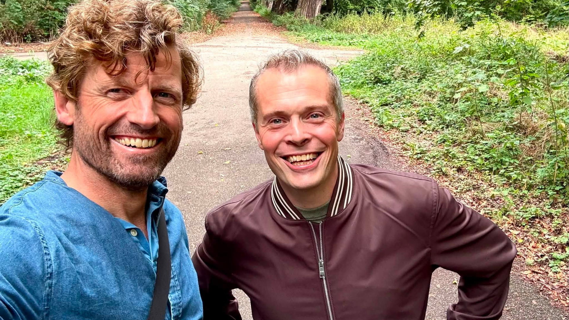 Mark (links) en David (rechts) op de plek van de reanimatie in het Kralingse Bos.