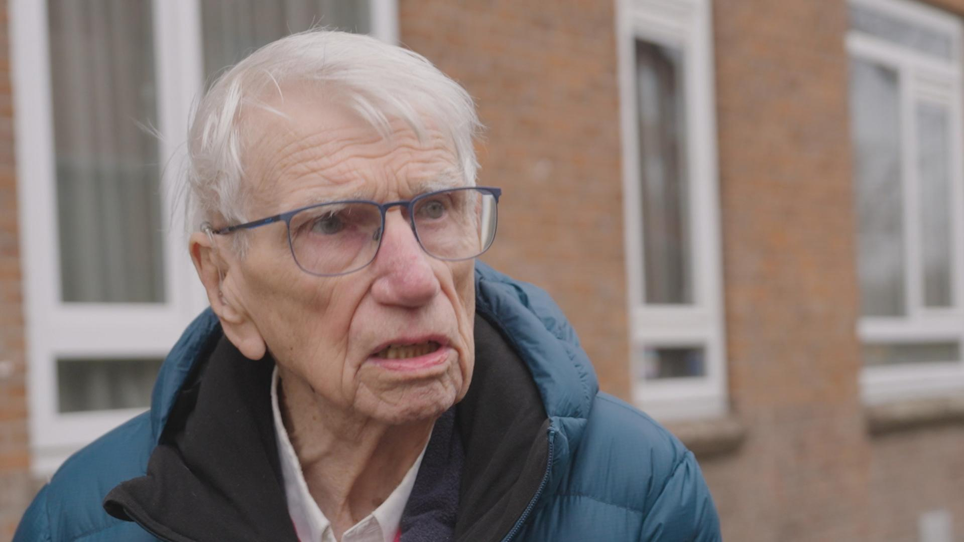 Joop Swarte loopt langs de woning aan de Kerkhoflaan waar hij tijdens de Tweede Wereldoorlog woonde.