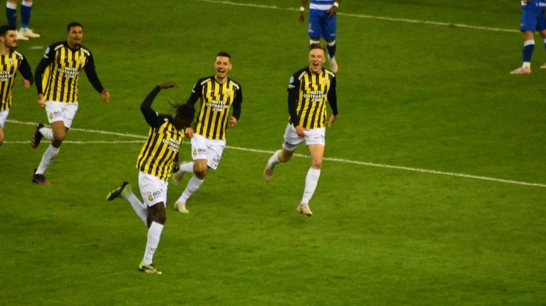 Idrissa Touré redt Vitesse tegen PEC Zwolle.