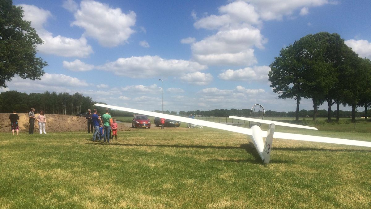 Zweefvliegtuig maakt noodlanding in weiland in Loozen