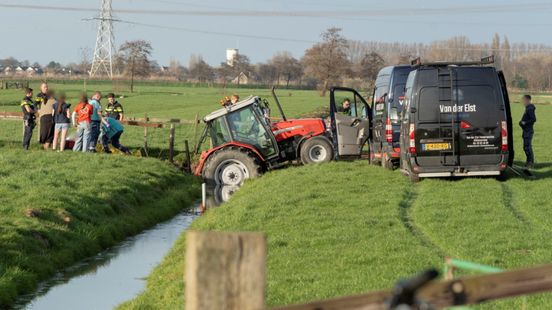 Jongen (12) bekneld in weiland tussen sloot en trekker