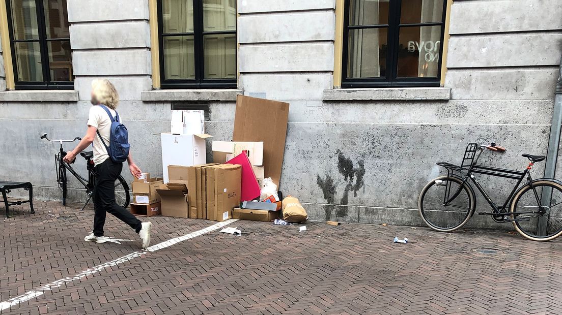 De stapel oud-papier daags voordat deze in de brand vloog