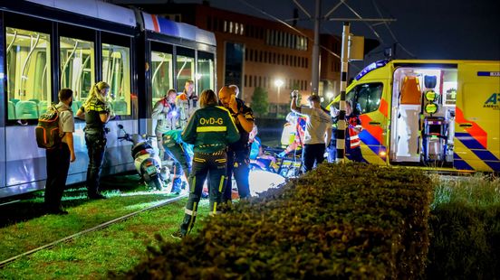 Man in scootmobiel aangereden door automobilist, drie lachgastanks ontdekt | Scooterrijder zwaargewond na aanrijding met tram. Man in scootmobiel aangereden door automobilist, drie lachgastanks ontdekt | Scooterrijder zwaargewond na aanrijding met tram.