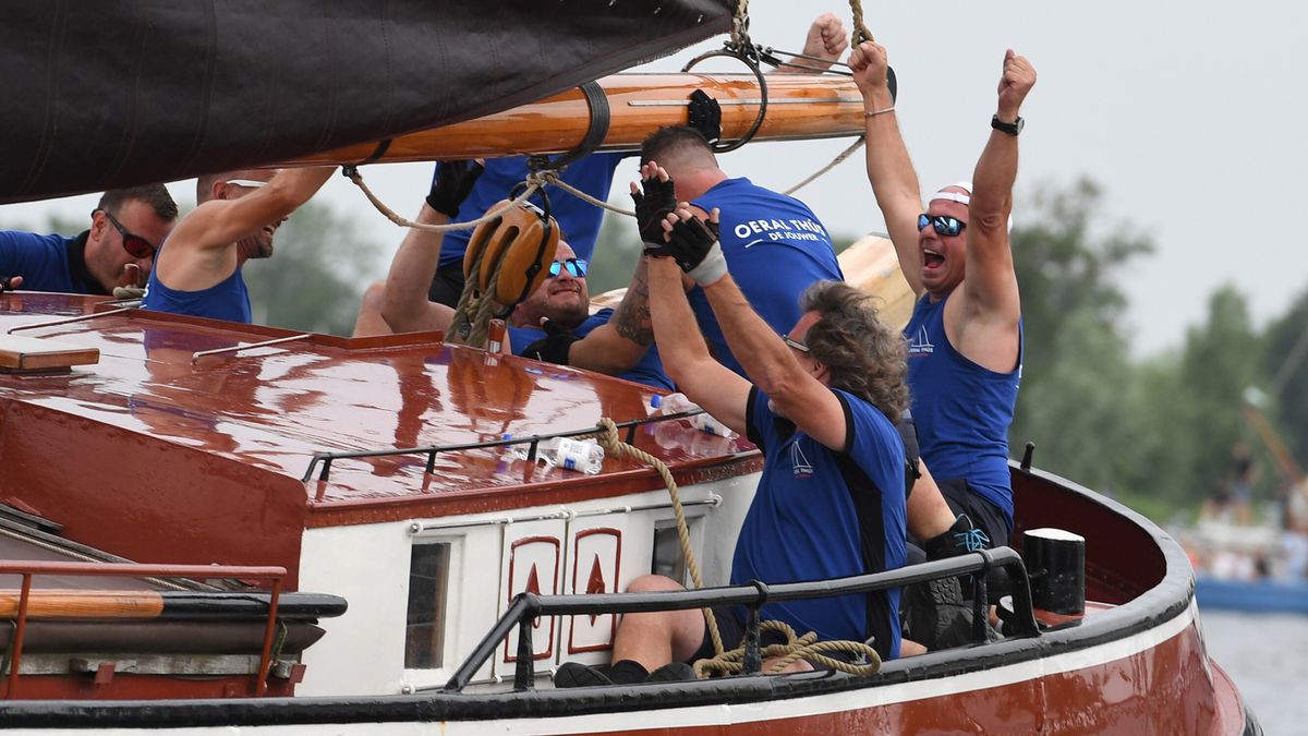Skûtsje van Joure wint openingswedstrijd SKS bij Grou