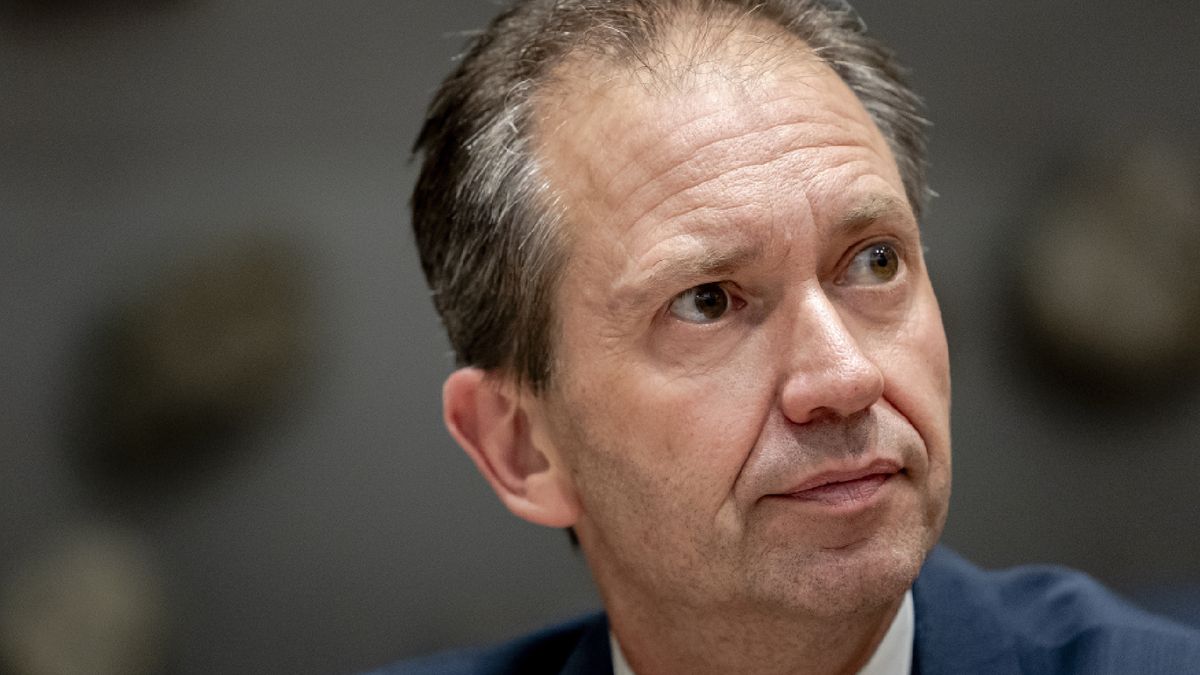 Minister Eddy van Hijum moet nog bijkomen van de val, maar is ook strijdbaar: "Niet afhaken"