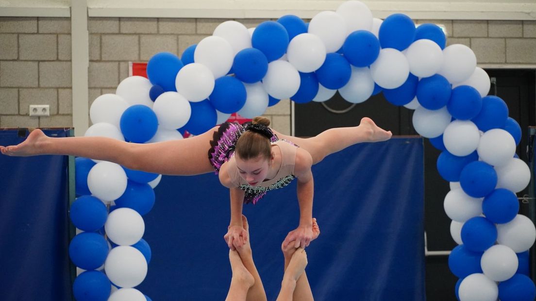 Acrogymnasten halen allerlei acrobatische toeren uit