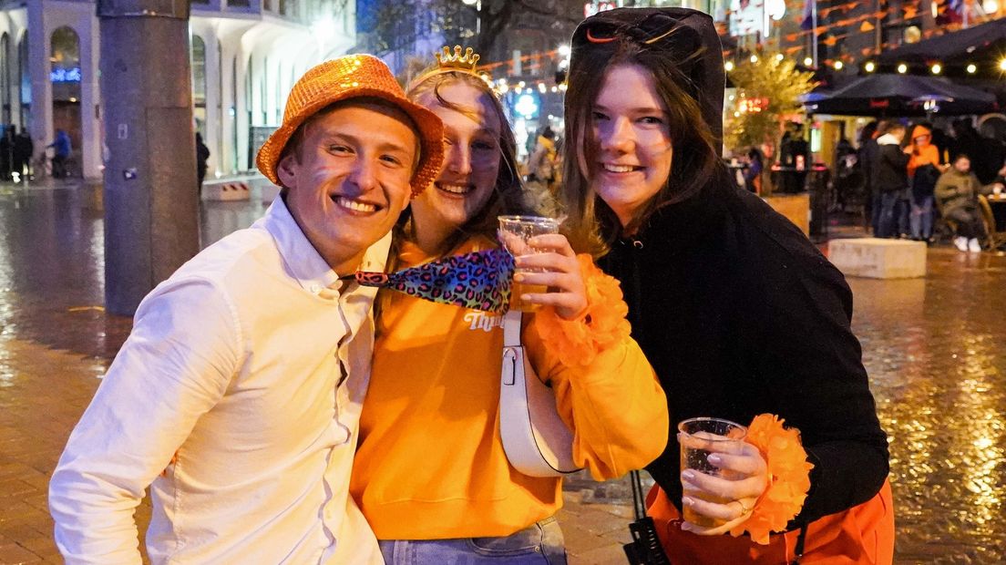 Gezelligheid tijdens Koningsnacht in de straten van Groningen