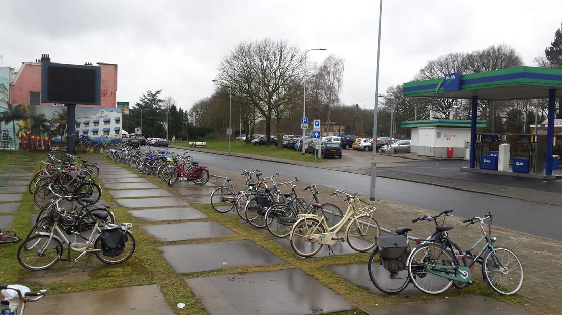 Op het Raadhuisplein in het centrum van Ede hebben zaterdagmiddag ruim 70 mensen tegen de komst van een asielzoekerscentrum betoogd. De demonstratie was een initiatief van de beweging DTG (Demonstranten Tegen Gemeenten).