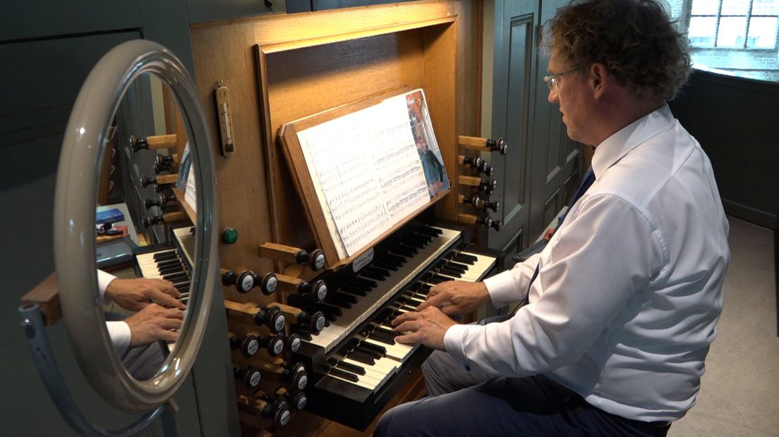 Arnoud Rodenburg bespeelt orgel in Maasland 