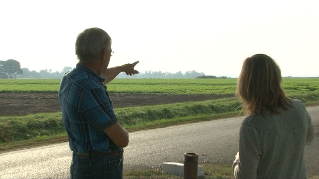 Doeke Schrage laat zien waar de nieuwe zoutwinning komt