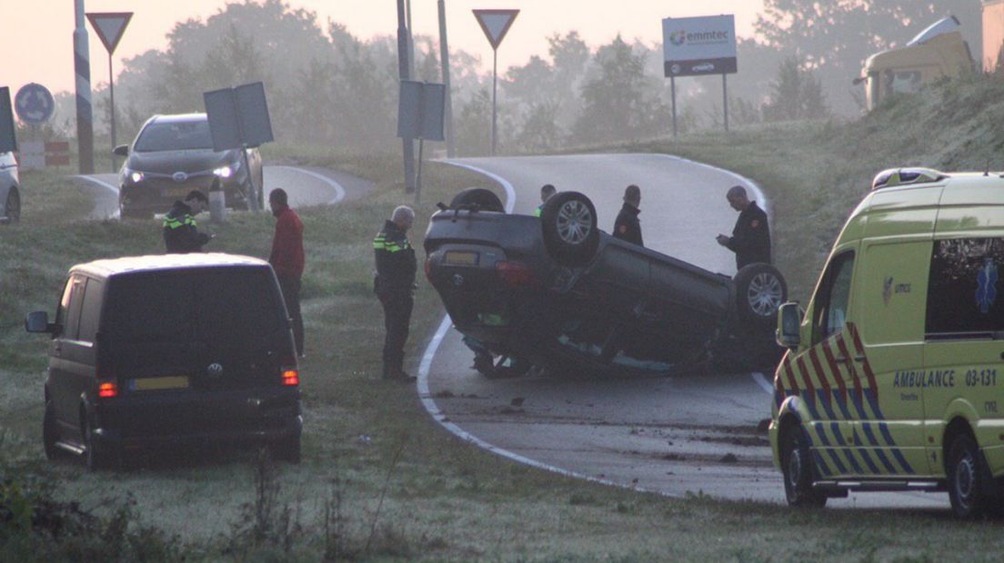 Op een afrit van de Rondweg is een auto op zijn dak terechtgekomen (Rechten: Van Oost Media)