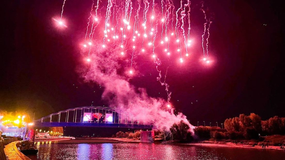 Vuurwerk boven de John Frostbrug tijdens het evenement Bridge to Liberation.