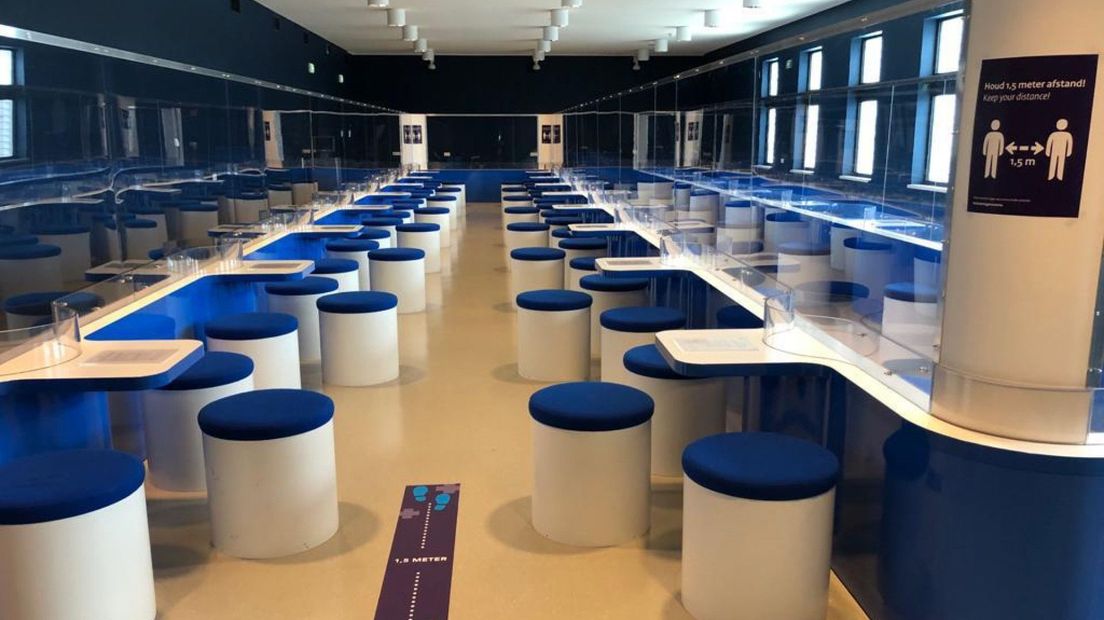 De nieuwe bezoekzaal met plexiglas