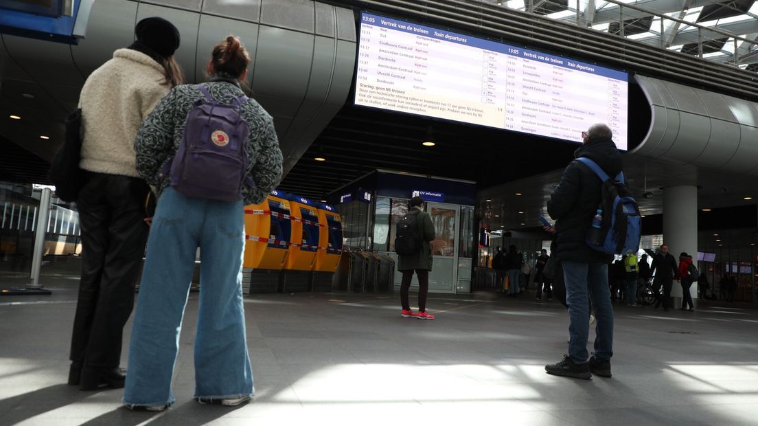 Reizigers op Den Haag Centraal zien dat er niets meer rijdt