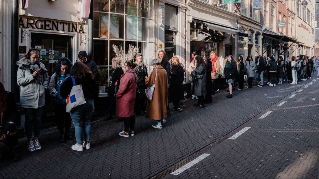 Lange rij in de Schoolstraat