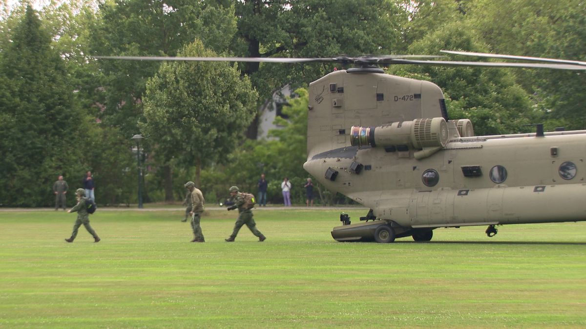 Oefening met transporthelikopter Defensie trekt veel bekijks in Enschede