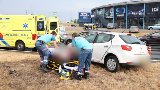 Auto raakt van de weg en belandt in berm Nieuws