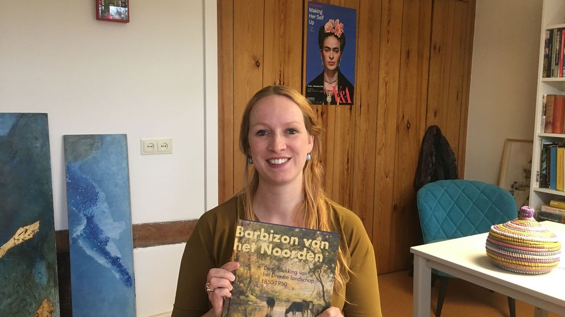Hoofdconservator Annemiek Rens met het boek: Barbizon van het Noorden (Rechten: RTV Drenthe/Sophie Timmer)