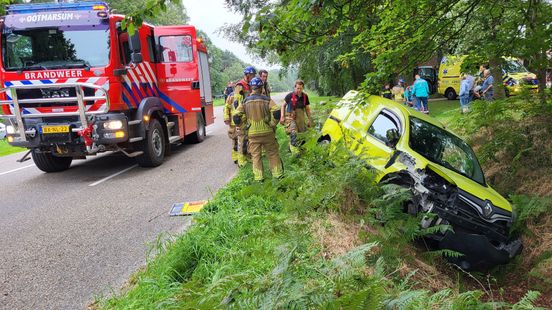 112 Nieuws: Auto in de sloot na ongeval in Vasse | Kind valt van schooldak in Enschede.