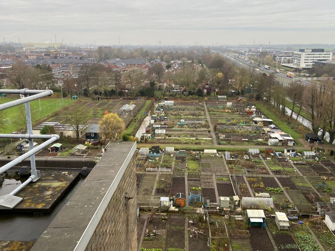 Als je heel goed kijkt zie je vanaf het dak van de Sperwerflat links in de verte de schoorstenen van HVC