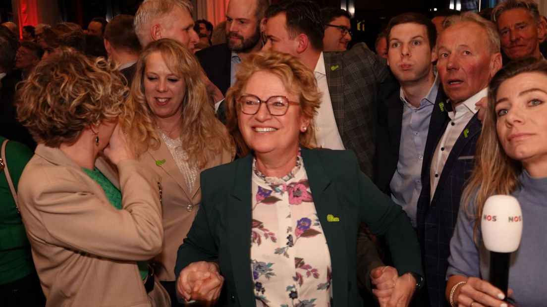 Carla Evers viert de verkiezingsoverwinning