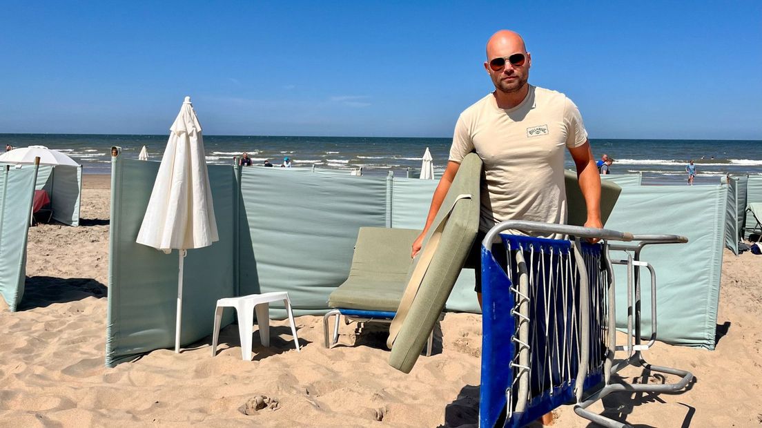Berend 'badman' in de weer met strandbedjes op het Noordwijkse strand