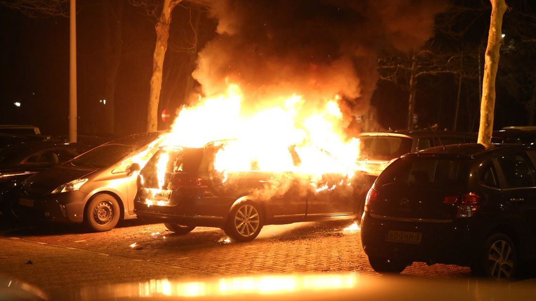 Auto brandt uit op Jaap Edenweg in Den Haag