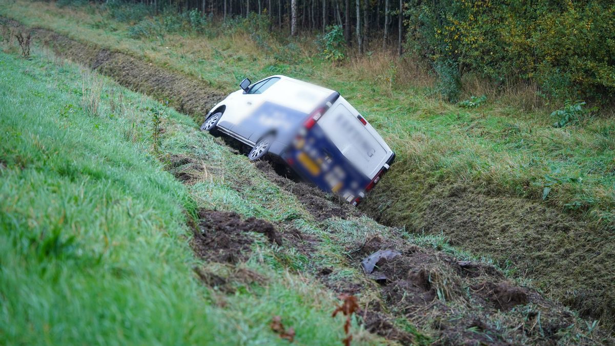 Bestelbus raakt van de weg bij Assen