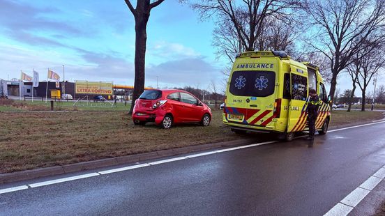 Gewonde bij kop-staartbotsing op N377 bij Slagharen. Gewonde bij kop-staartbotsing op N377 bij Slagharen.